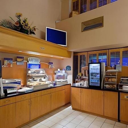 Holiday Inn Express Toronto East - Scarborough By Ihg Bagian luar foto