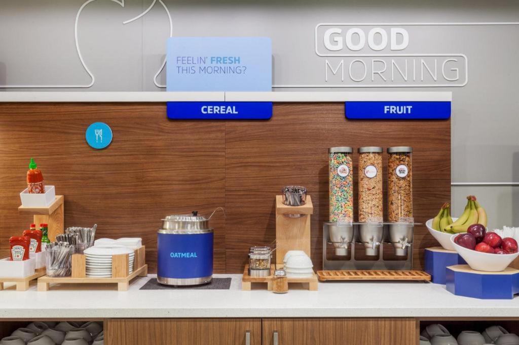 Holiday Inn Express Toronto East - Scarborough By Ihg Bagian luar foto