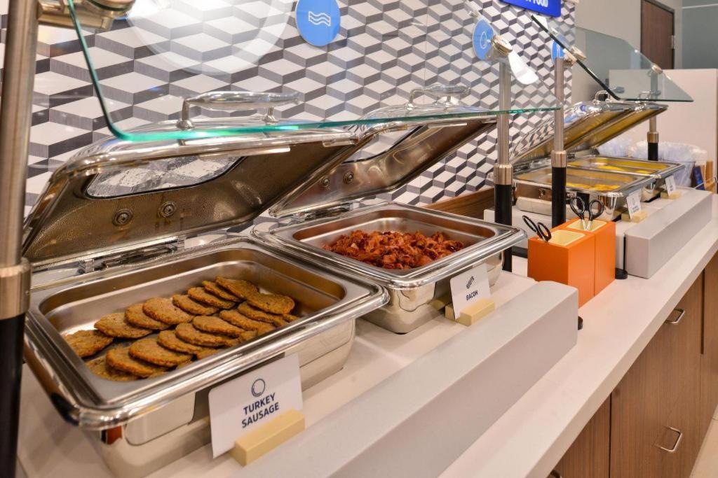 Holiday Inn Express Toronto East - Scarborough By Ihg Bagian luar foto