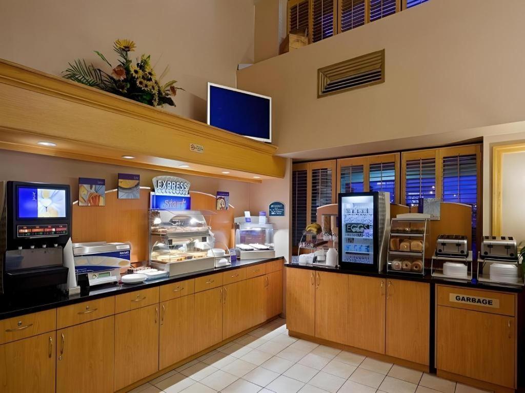 Holiday Inn Express Toronto East - Scarborough By Ihg Bagian luar foto