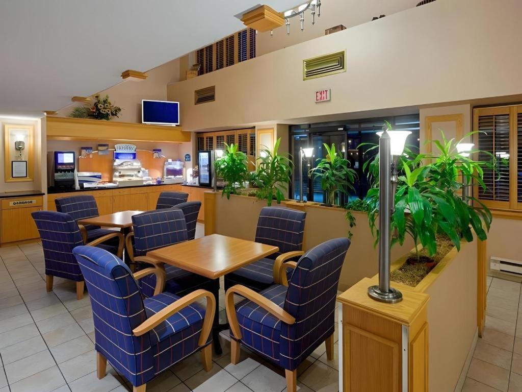Holiday Inn Express Toronto East - Scarborough By Ihg Bagian luar foto