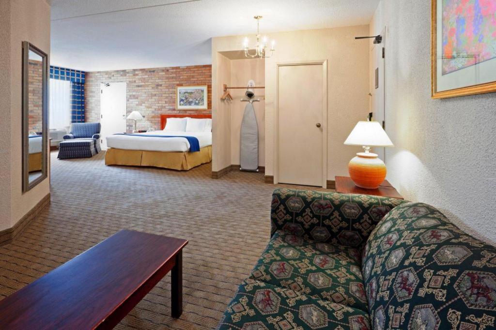 Holiday Inn Express Toronto East - Scarborough By Ihg Bagian luar foto